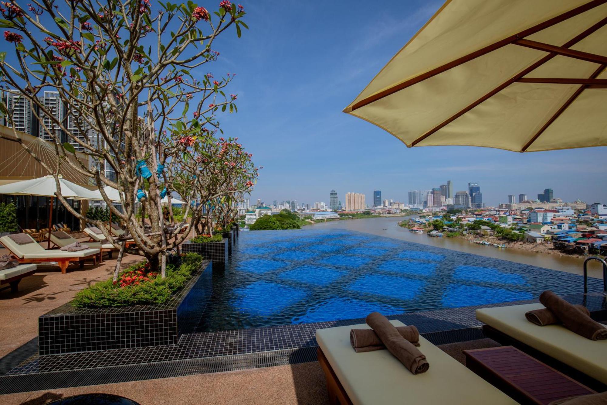 Sun & Moon, Riverside Hotel Phnompenh Exteriér fotografie