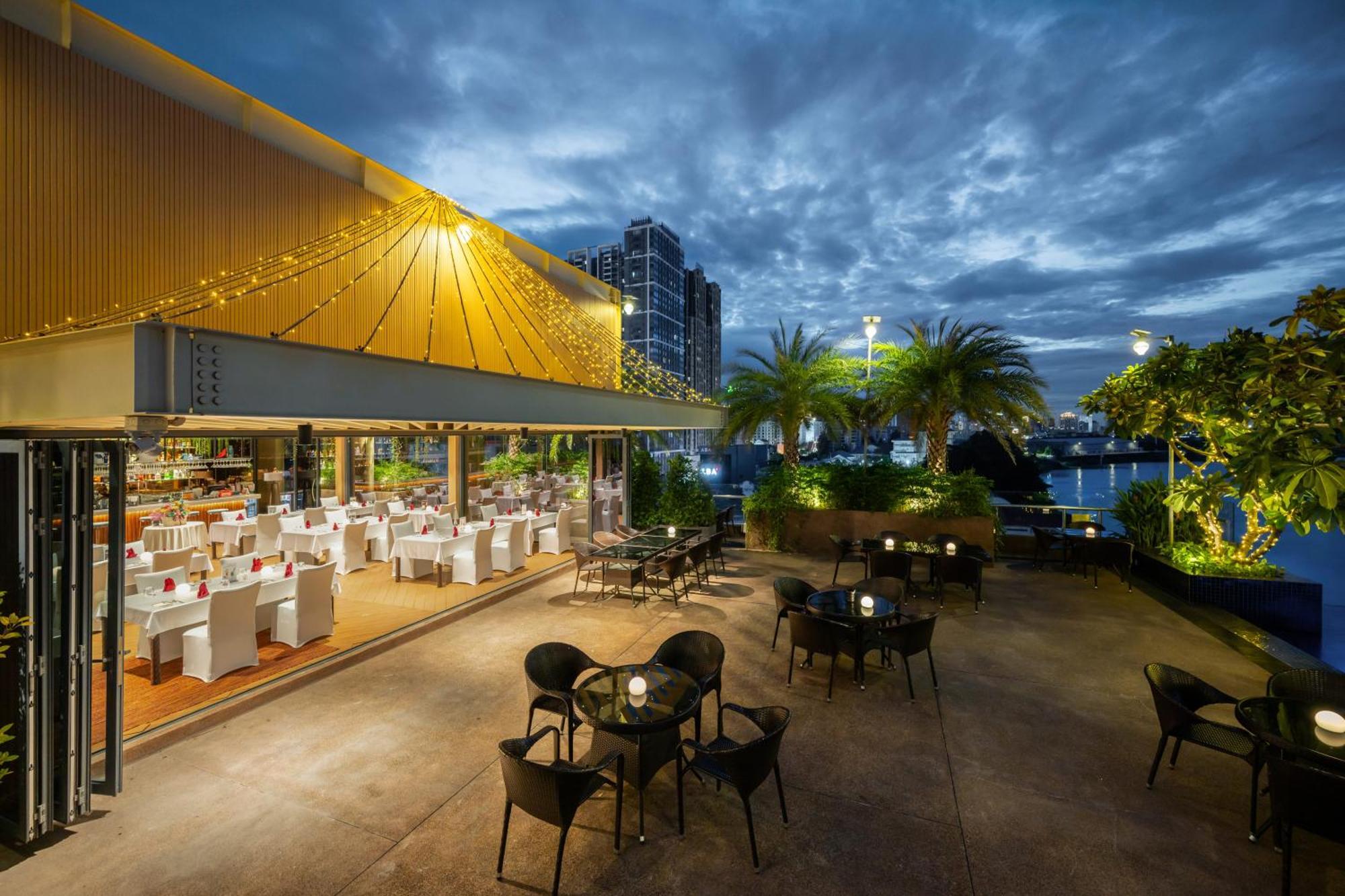 Sun & Moon, Riverside Hotel Phnompenh Exteriér fotografie